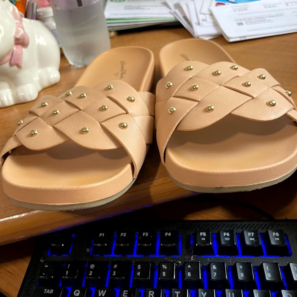UNIVERSAL THREADS TAN WITH GOLD TRIM SANDALS SZ 9 MINT CONDITION